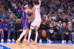 取消犯规！里夫斯收板切特反抢犯规 雷霆挑战成功